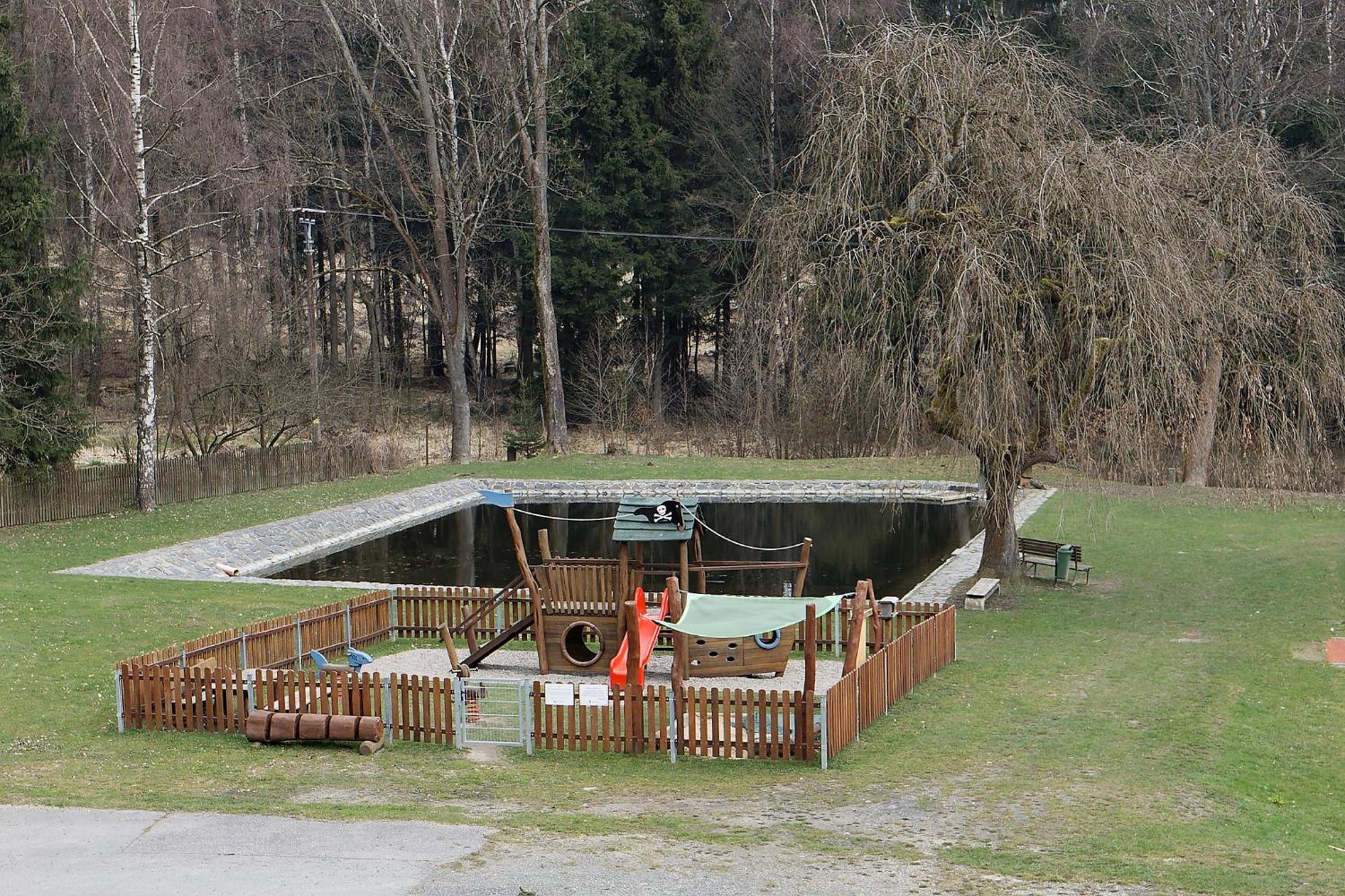 Penzion A Restaurace Na Krizovatce Polevsko Экстерьер фото